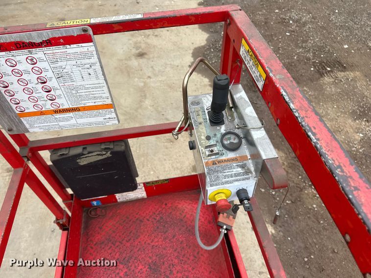 image for item DP8443 2004 Skyjack SJ3220 scissor lift