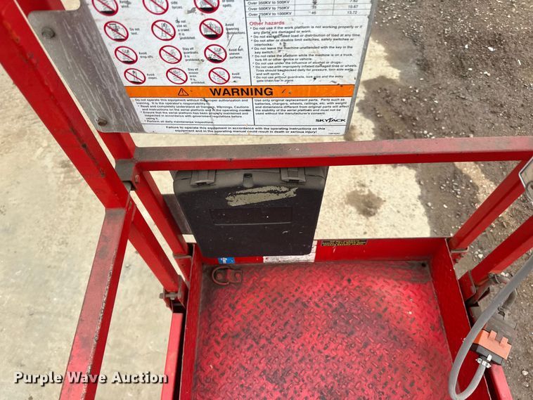 image for item DP8443 2004 Skyjack SJ3220 scissor lift