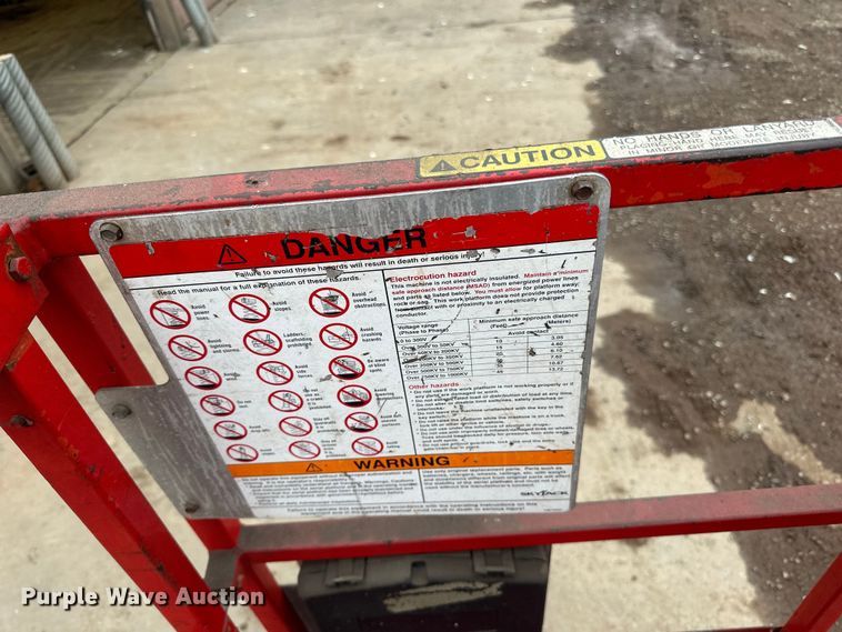 image for item DP8443 2004 Skyjack SJ3220 scissor lift