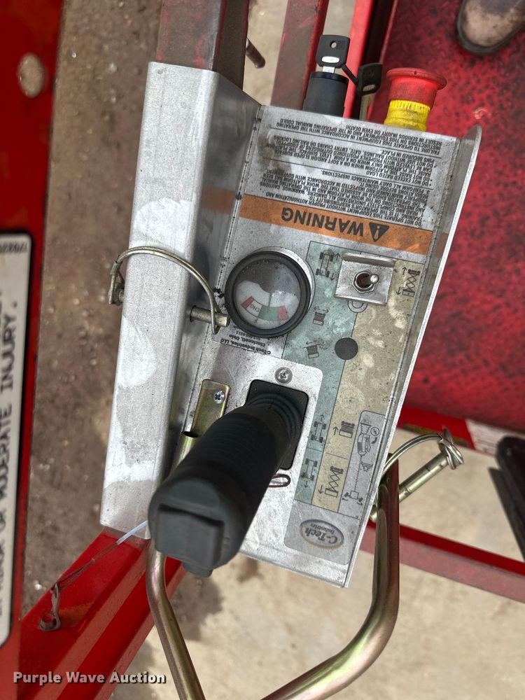 image for item DP8443 2004 Skyjack SJ3220 scissor lift