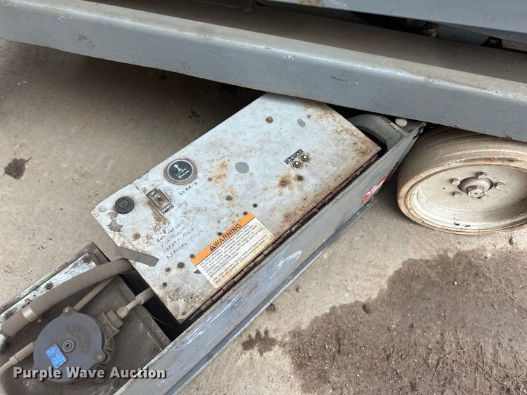 image for item DP8443 2004 Skyjack SJ3220 scissor lift