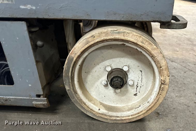 image for item DP8443 2004 Skyjack SJ3220 scissor lift