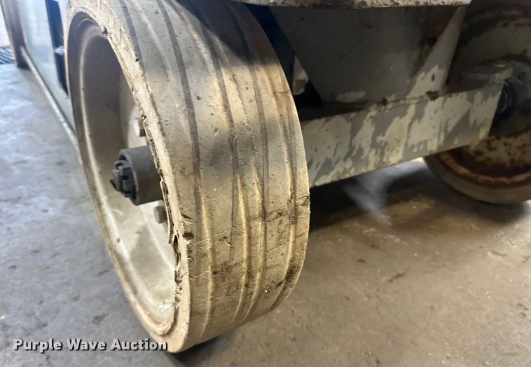 image for item DP8443 2004 Skyjack SJ3220 scissor lift