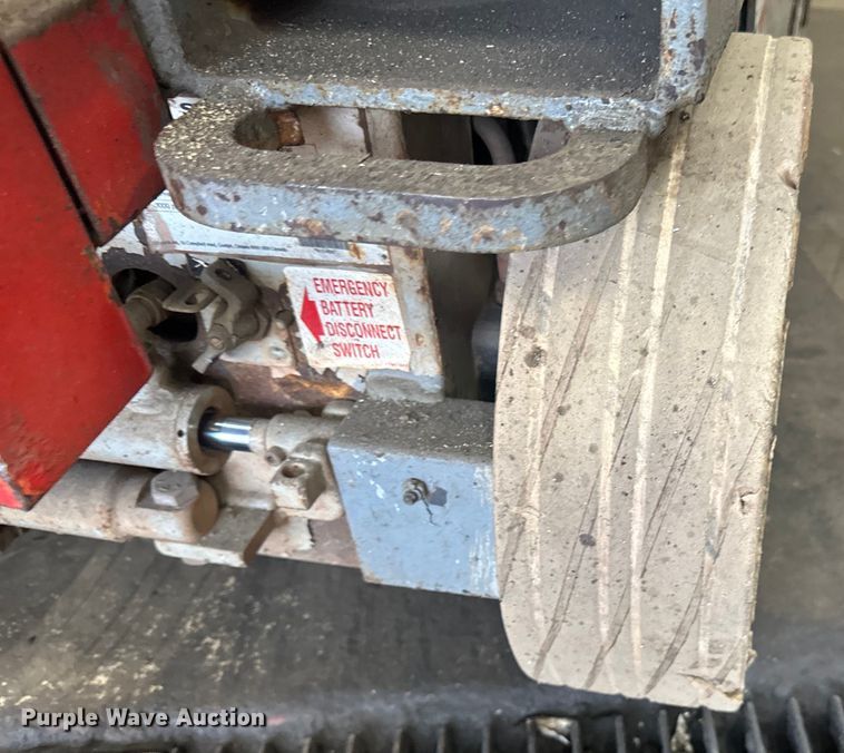 image for item DP8443 2004 Skyjack SJ3220 scissor lift