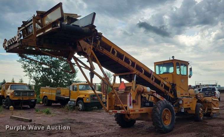 image for item DR4467 1986 Athey 712-D windrow elevator