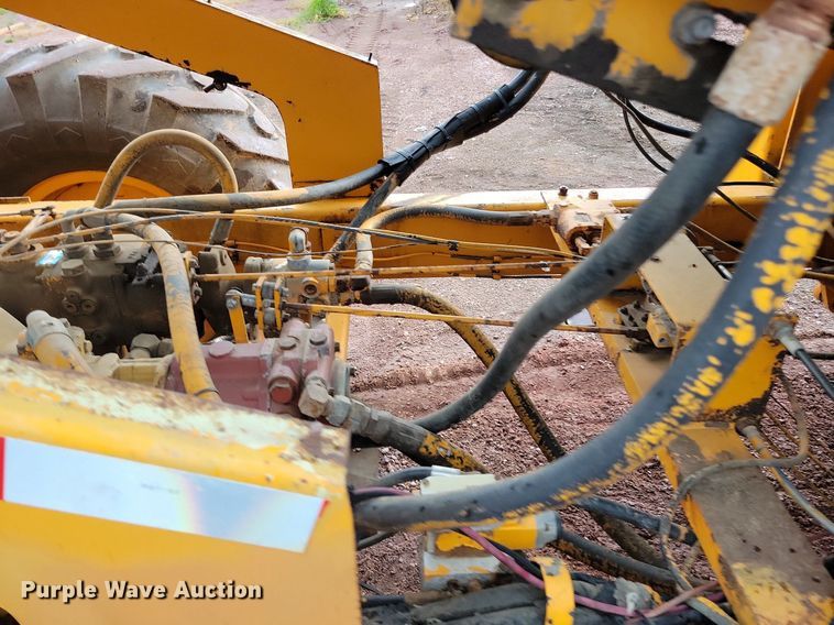 image for item DR4467 1986 Athey 712-D windrow elevator