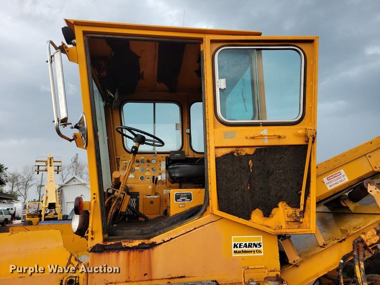 image for item DR4467 1986 Athey 712-D windrow elevator