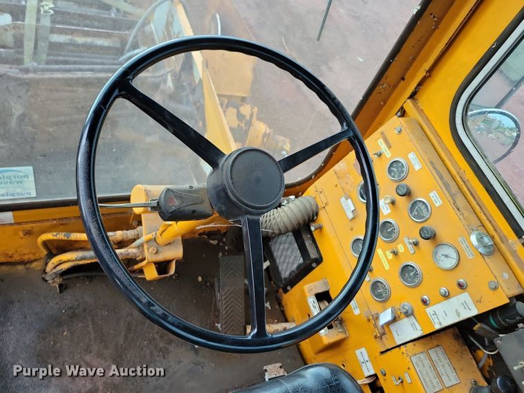 image for item DR4467 1986 Athey 712-D windrow elevator