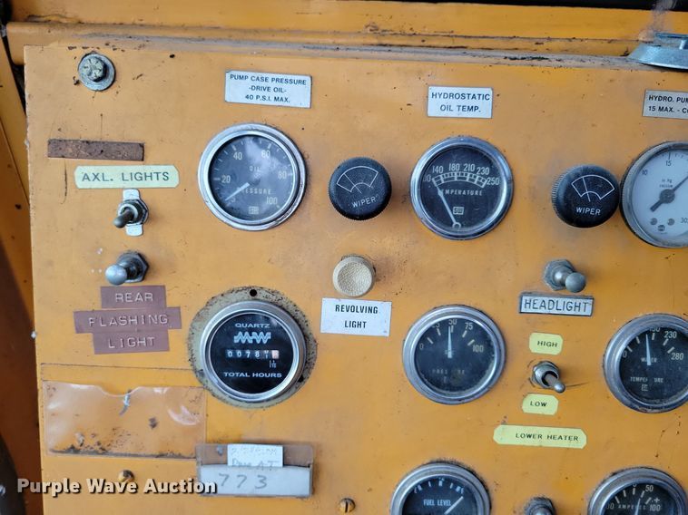 image for item DR4467 1986 Athey 712-D windrow elevator