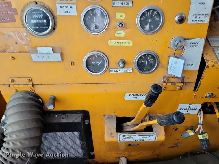 image for item DR4467 1986 Athey 712-D windrow elevator