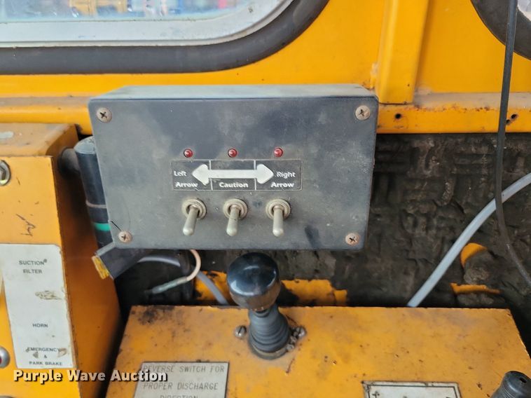 image for item DR4467 1986 Athey 712-D windrow elevator