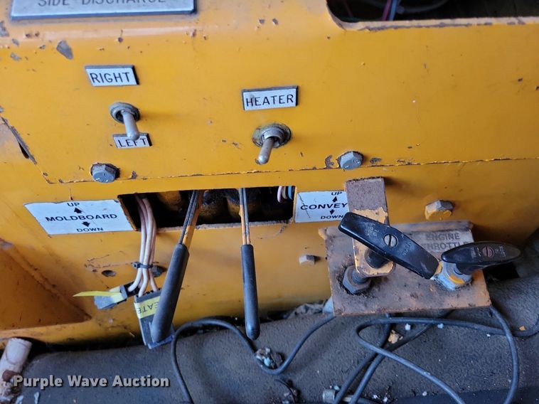 image for item DR4467 1986 Athey 712-D windrow elevator