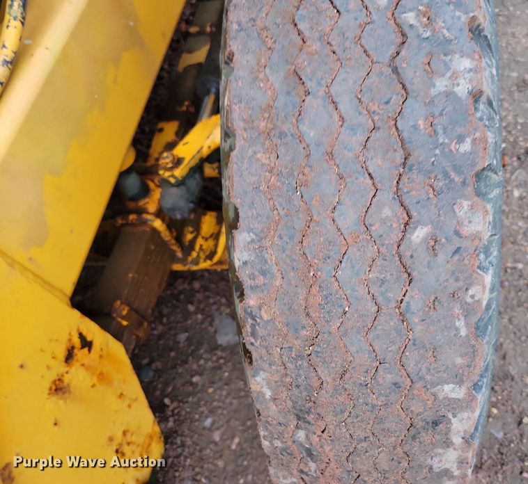 image for item DR4467 1986 Athey 712-D windrow elevator