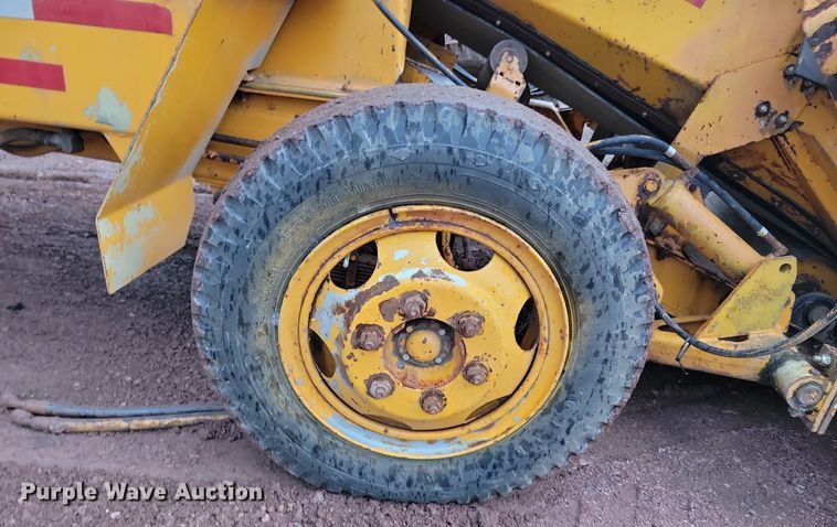 image for item DR4467 1986 Athey 712-D windrow elevator