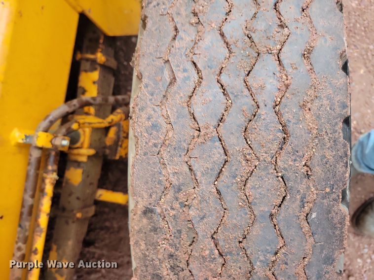 image for item DR4467 1986 Athey 712-D windrow elevator