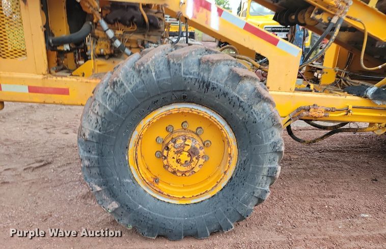 image for item DR4467 1986 Athey 712-D windrow elevator