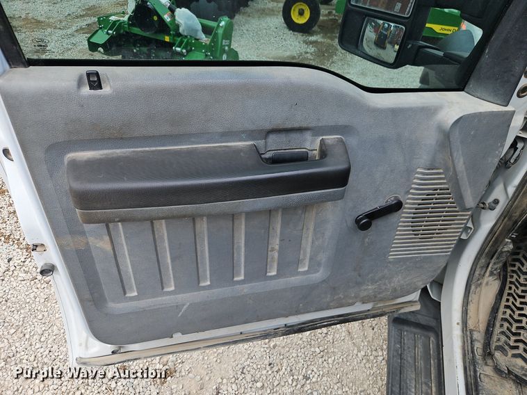 image for item DR8668 2012 Ford  F550 XL Super Duty utility / service truck