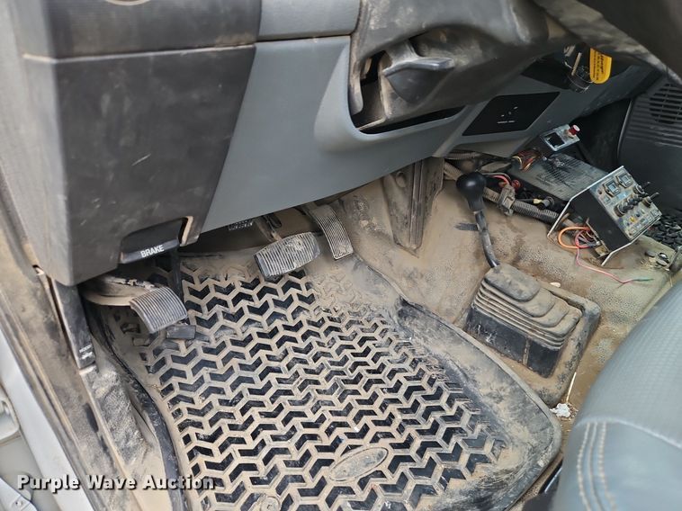 image for item DR8668 2012 Ford  F550 XL Super Duty utility / service truck