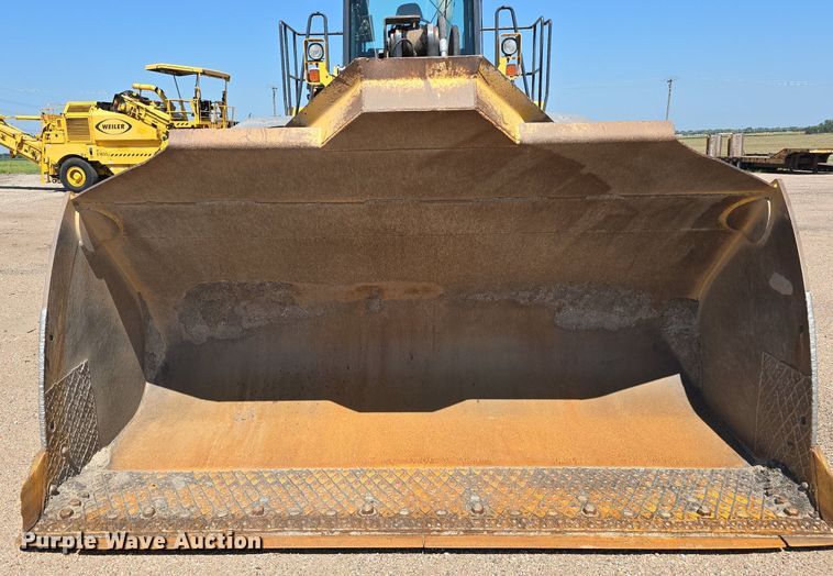 image for item DS4755 2014 John Deere 824K wheel loader