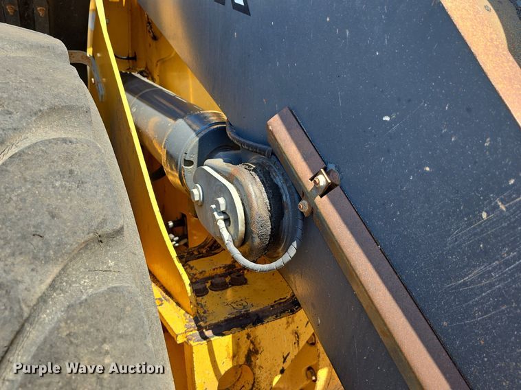 image for item DS4755 2014 John Deere 824K wheel loader