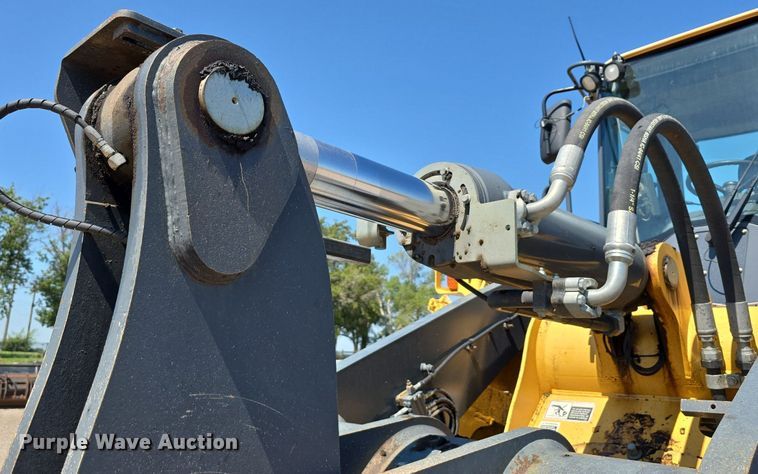 image for item DS4755 2014 John Deere 824K wheel loader