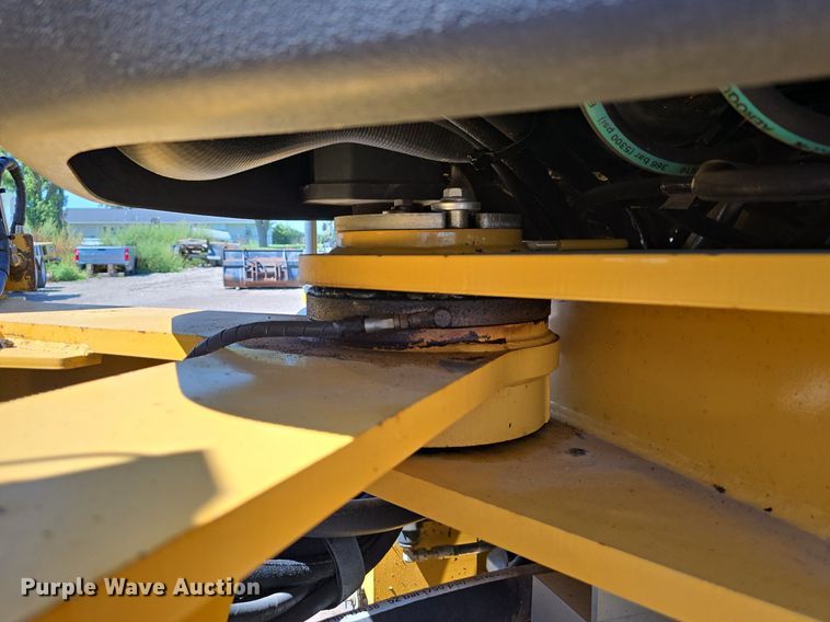 image for item DS4755 2014 John Deere 824K wheel loader