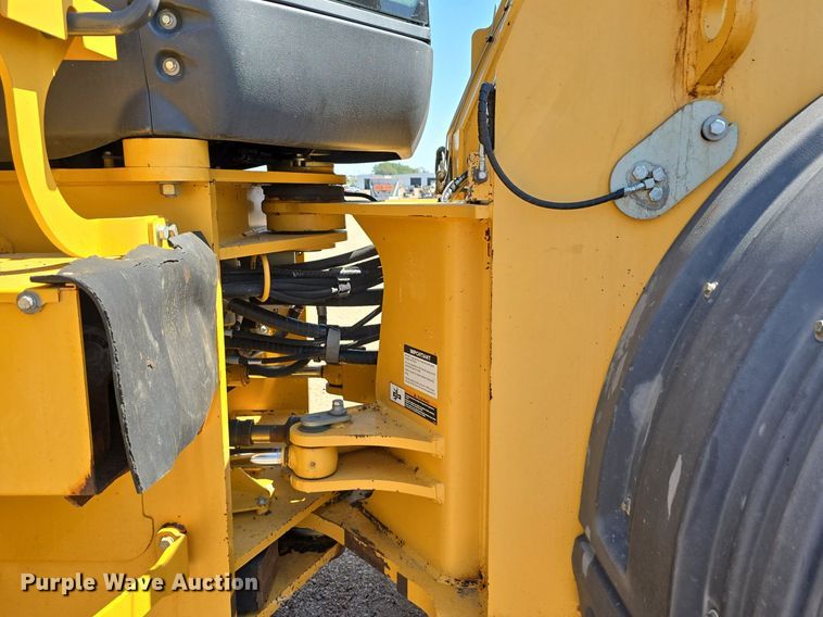 image for item DS4755 2014 John Deere 824K wheel loader