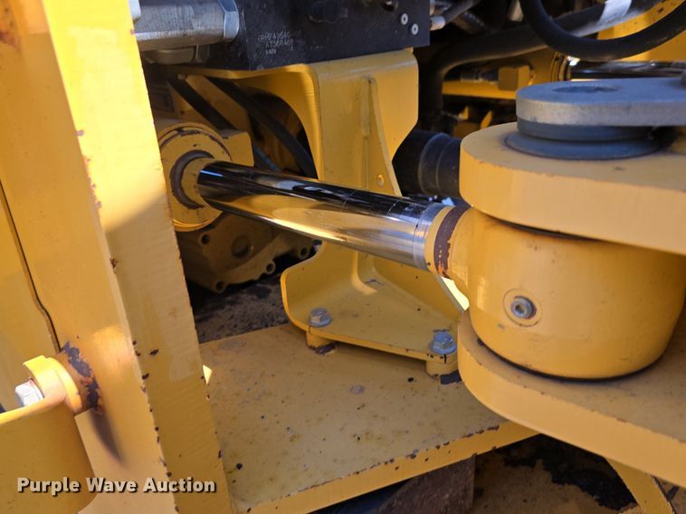 image for item DS4755 2014 John Deere 824K wheel loader