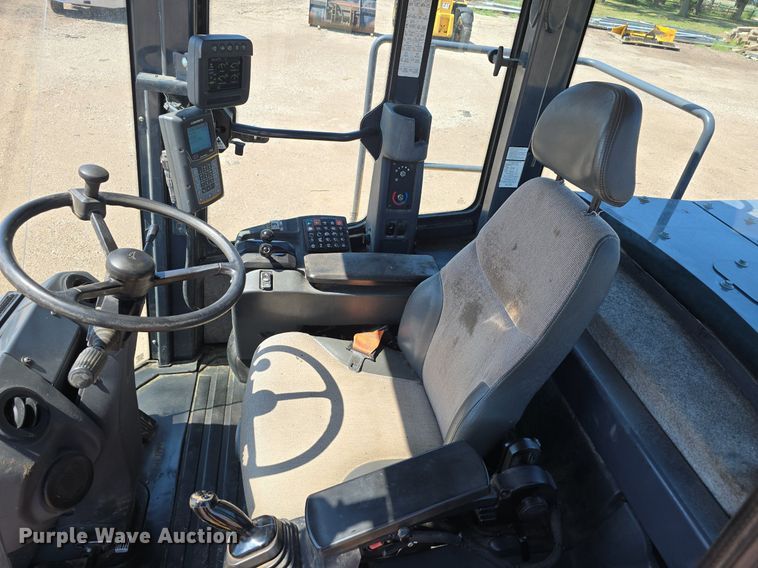 image for item DS4755 2014 John Deere 824K wheel loader