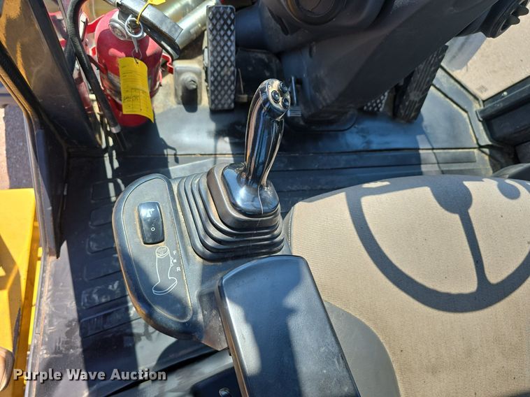 image for item DS4755 2014 John Deere 824K wheel loader