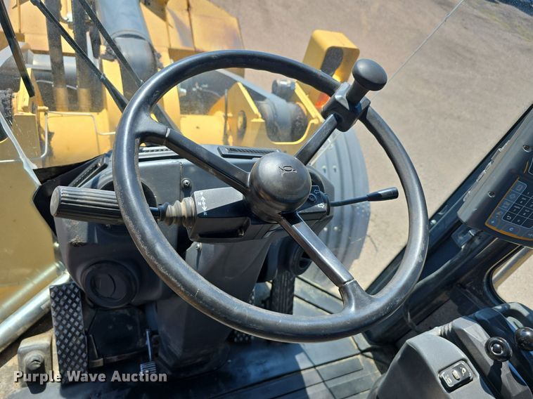 image for item DS4755 2014 John Deere 824K wheel loader