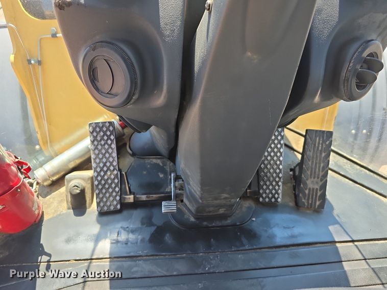 image for item DS4755 2014 John Deere 824K wheel loader