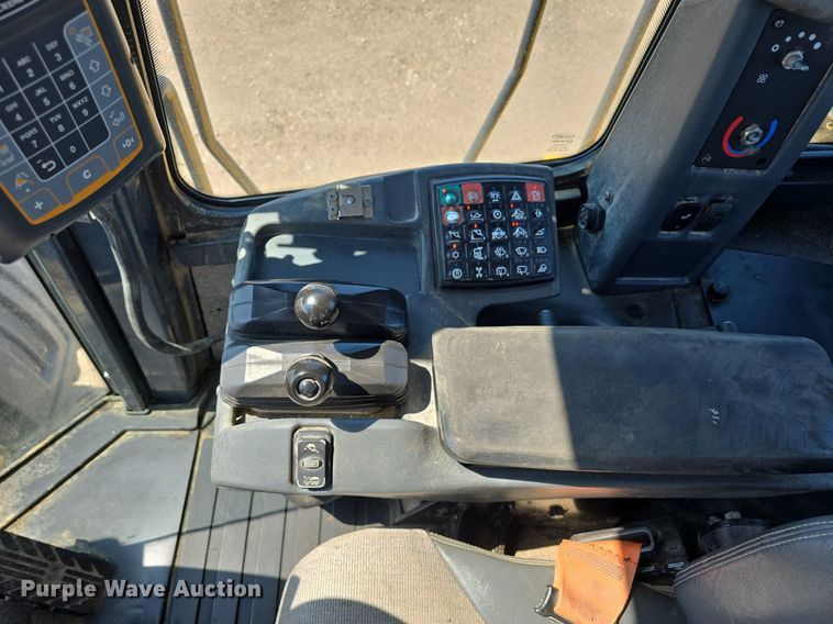 image for item DS4755 2014 John Deere 824K wheel loader