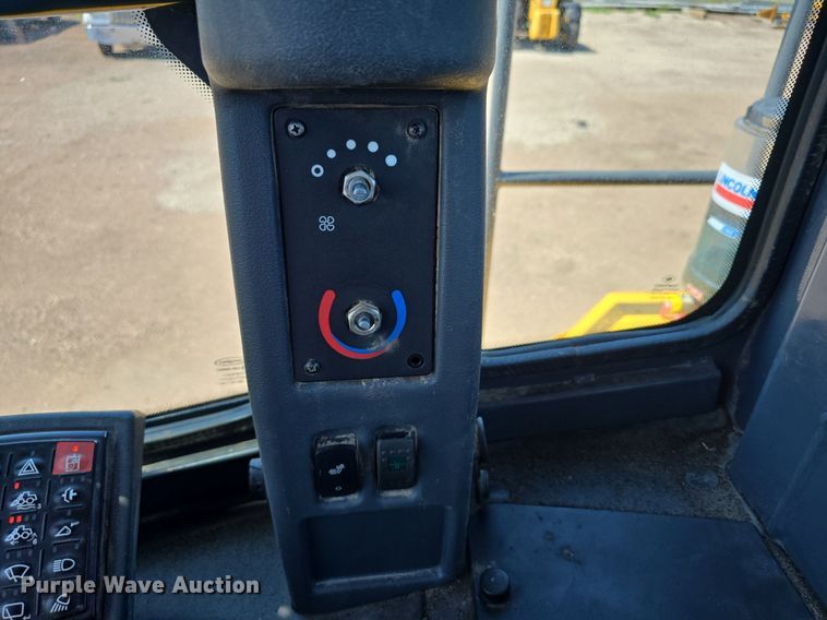 image for item DS4755 2014 John Deere 824K wheel loader