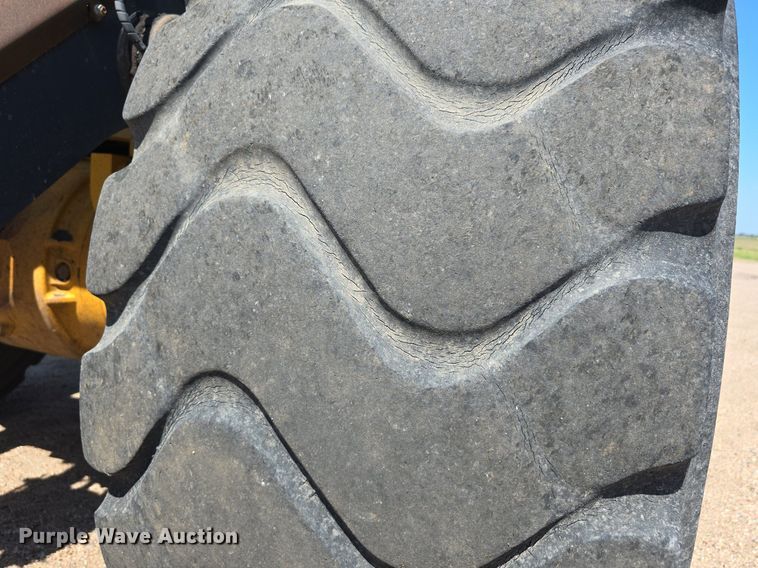 image for item DS4755 2014 John Deere 824K wheel loader