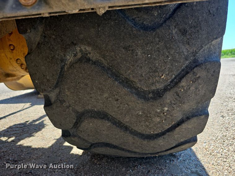image for item DS4755 2014 John Deere 824K wheel loader
