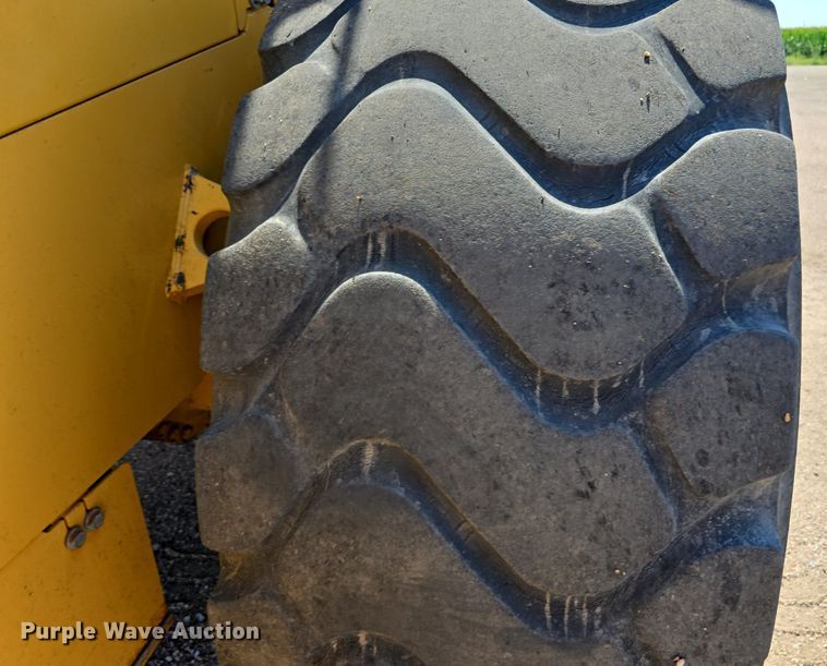 image for item DS4755 2014 John Deere 824K wheel loader