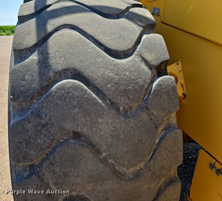 image for item DS4755 2014 John Deere 824K wheel loader