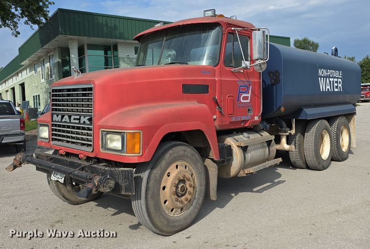 image for item DS4810 1991 Mack  CH613 water truck