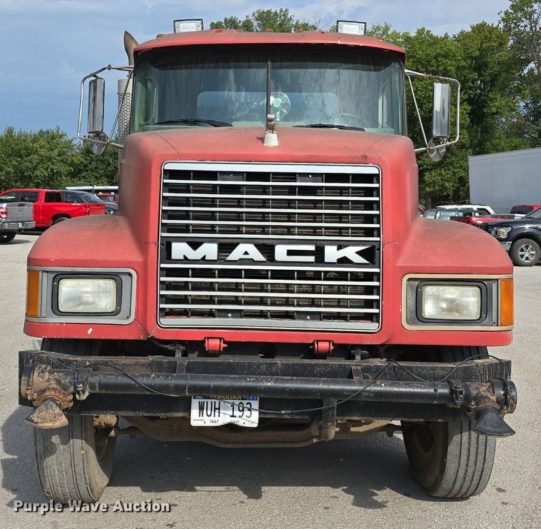 image for item DS4810 1991 Mack  CH613 water truck