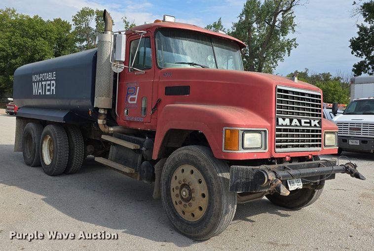 image for item DS4810 1991 Mack  CH613 water truck