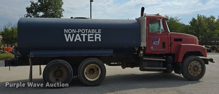 image for item DS4810 1991 Mack  CH613 water truck
