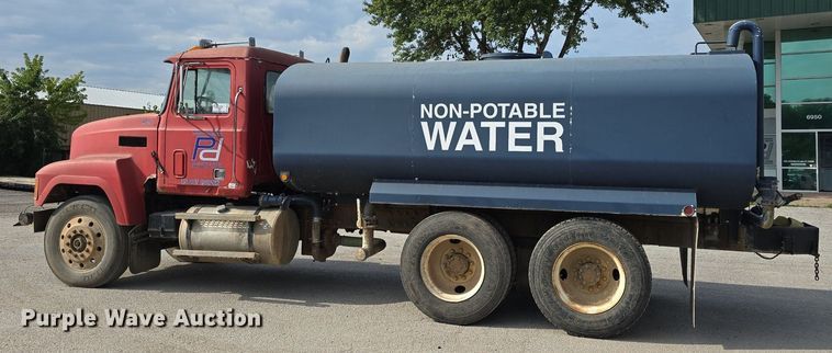image for item DS4810 1991 Mack  CH613 water truck
