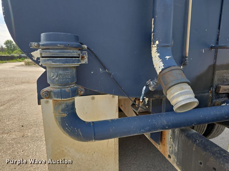 image for item DS4810 1991 Mack  CH613 water truck