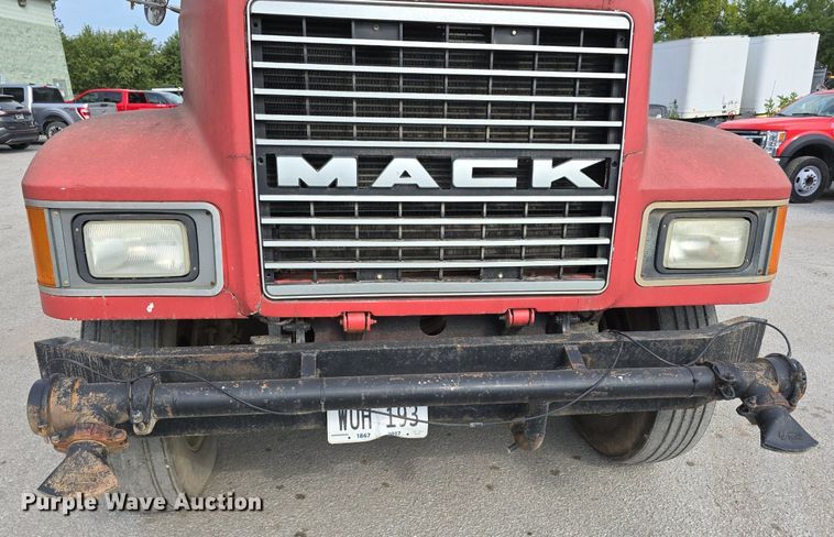 image for item DS4810 1991 Mack  CH613 water truck