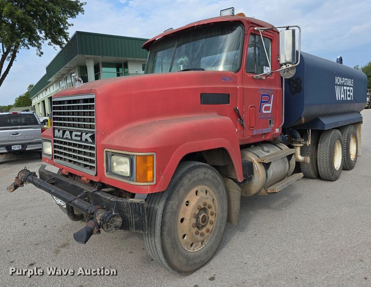 image for item DS4810 1991 Mack  CH613 water truck