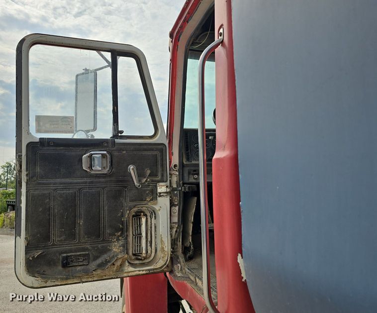 image for item DS4810 1991 Mack  CH613 water truck