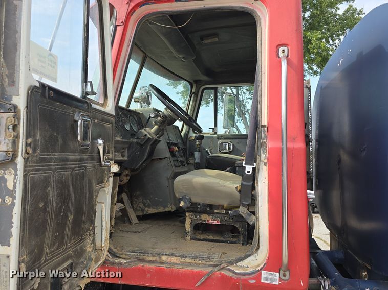 image for item DS4810 1991 Mack  CH613 water truck