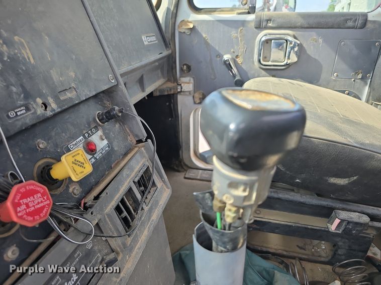 image for item DS4810 1991 Mack  CH613 water truck