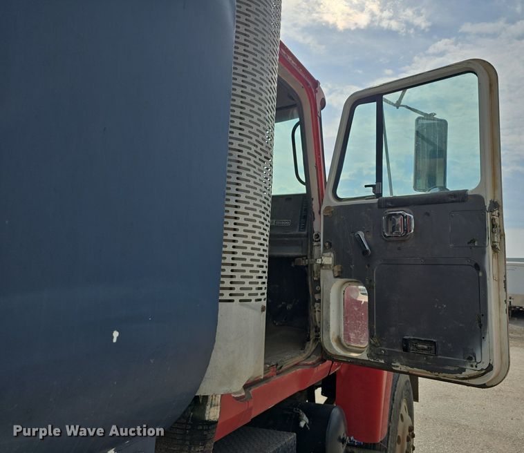 image for item DS4810 1991 Mack  CH613 water truck